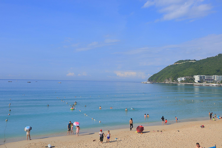 大东海蜚声海内外,成为冬泳避寒胜地,也是三亚开发较早,较成熟的海滨