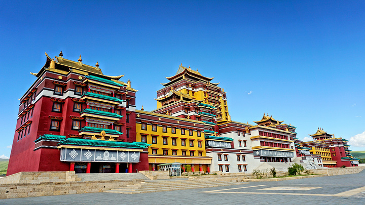 "各莫寺,又称慧园寺,是阿坝州藏传佛教三大格鲁派寺院之一,也是
