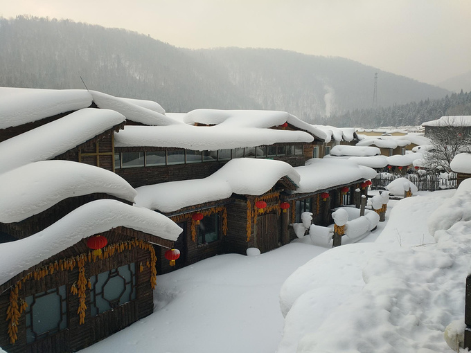 早上6点多起床之后,7点准时吃饭,吃过之后便出去欣赏雪乡白天的景色