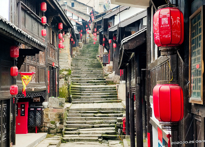 是长江沿线唯一垂直江面的街道,专家称之为"万里长江第一街"_西沱古镇
