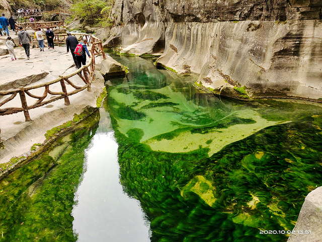 八泉峡景区百丈悬崖露天电梯和天空之城多层透明观光眺台以世界全露天