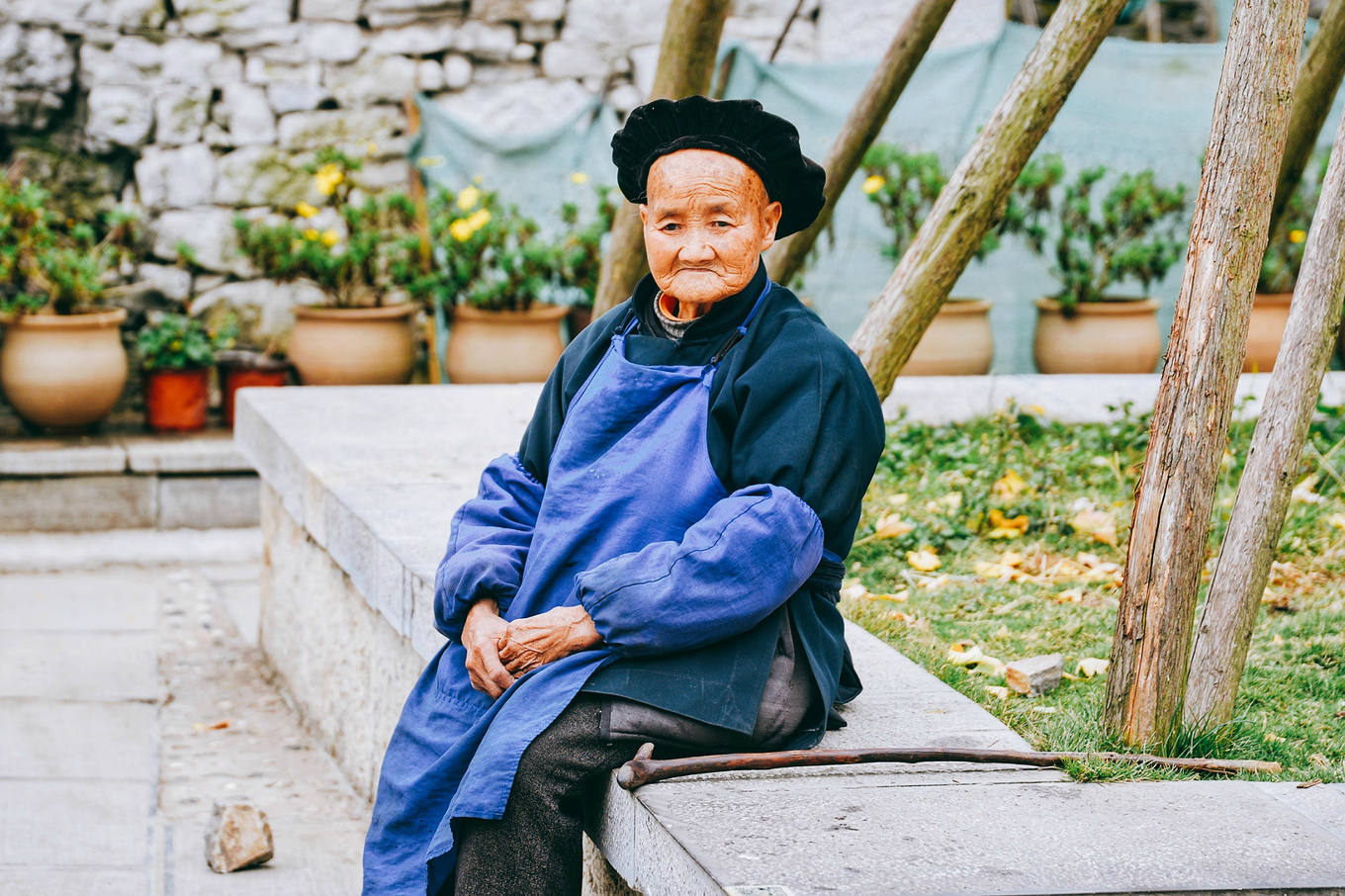 九十五岁高龄的布依族老奶奶,看到我们外来