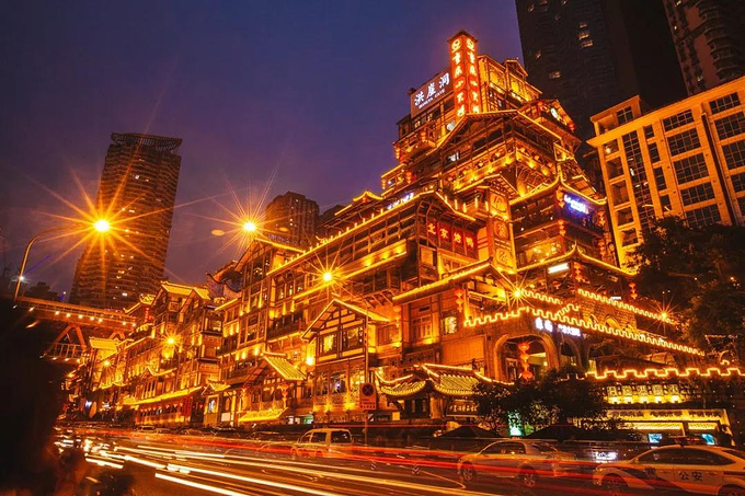 重庆之夜玩转洪崖洞:探寻《千与千寻》的不思议之城