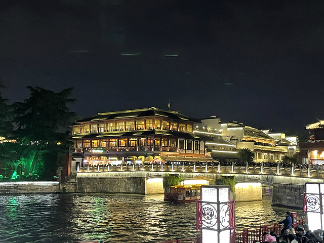 秦淮河的夜景是最迷人的是纤柔的灯火辉映的河面分外迷人秦淮河是南京