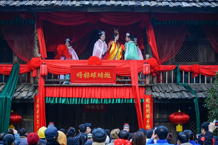 明月千古情由宋城演艺和明月山旅游集团联手打造,它坐落在宜春温汤镇