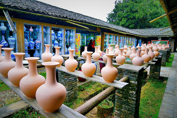 景德镇古窑民俗博览区主要分历史古窑展示区和陶瓷民俗展示区两块,在