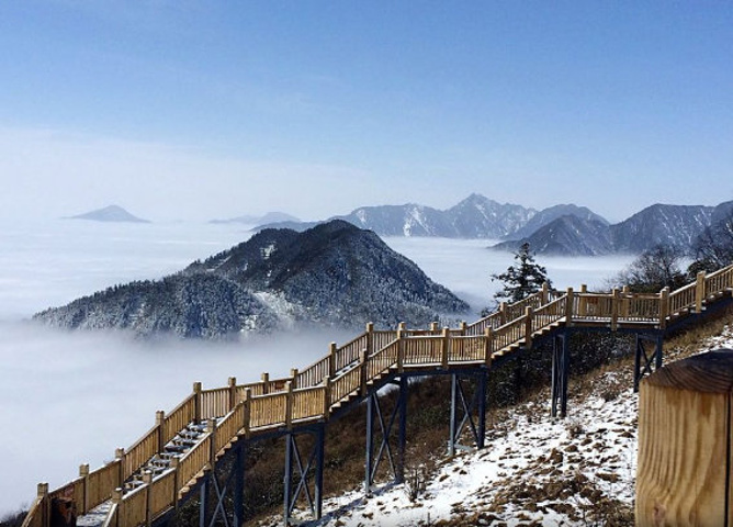 成都出发两个半小时即可到达的西岭雪山位于成都市区西部,总面积375