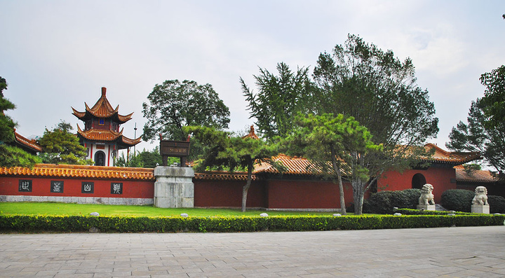 戏马台位于徐州市中心区户部山最高处,原是徐州最最负盛名古迹之一.