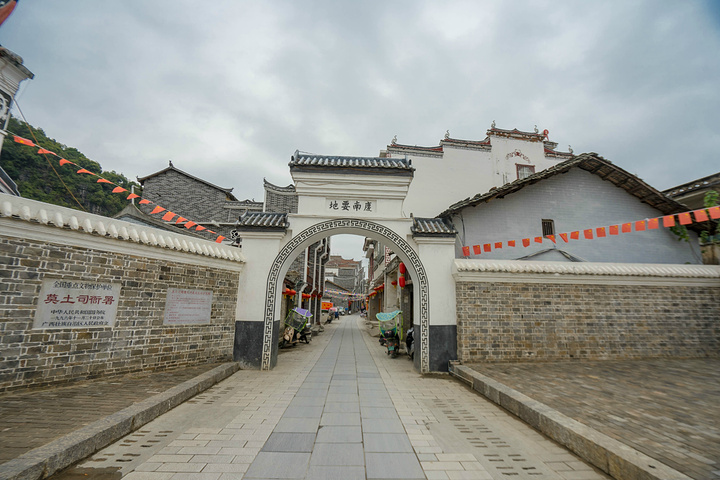 可是有一座我国唯一保存得最完整的壮族土司建筑物莫土司衙署以从大门
