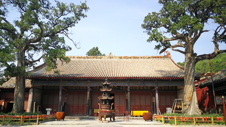 广胜寺不仅有精美的琉璃塔,寺院和塑像都不错.