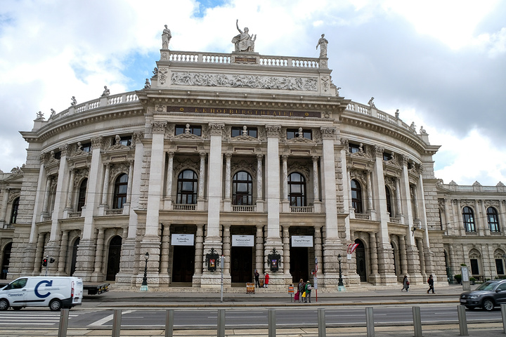 维也纳市政厅是从1872年开始建造直到1883年完成.