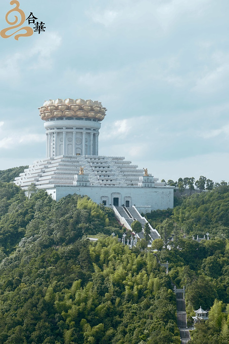 龙华寺那边有个兜率天宫,很漂亮,很远……也很累,至今都忘记我是怎么