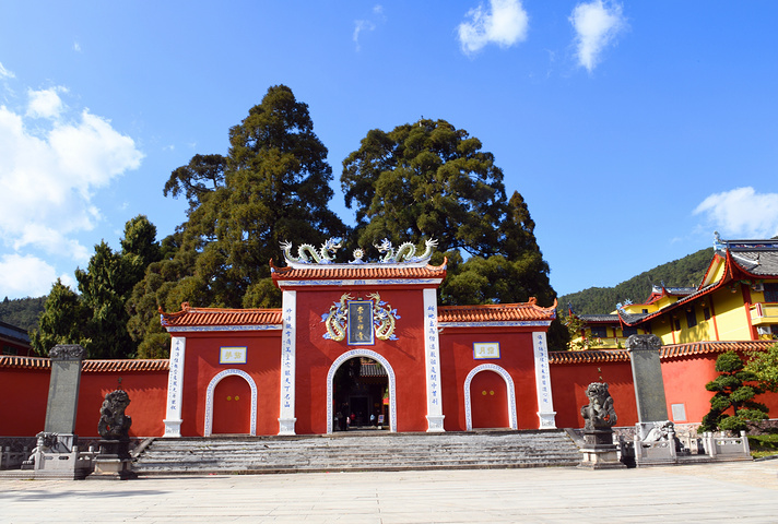 雪峰寺又名崇圣寺全名雪峰崇圣禅寺位于闽侯县西北雪峰凤凰山南麓