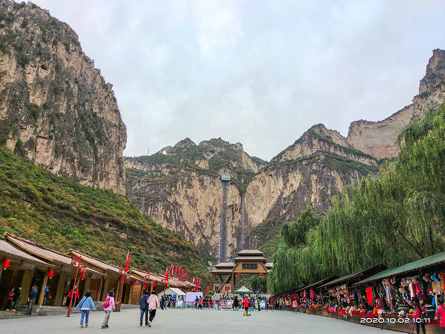 八泉峡景区百丈悬崖露天电梯和天空之城多层透明观光眺台以世界全露天