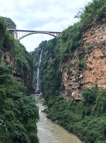 横跨峡谷的桥,是早期去火车站唯一的路_马岭河峡谷"的评论图片
