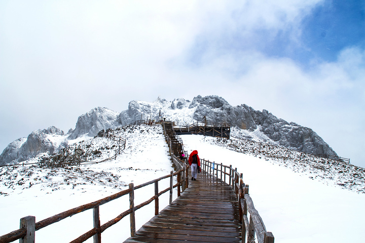 很庆幸接受了店家的建议,石卡雪山确实比起玉龙雪山可玩性更多,山顶