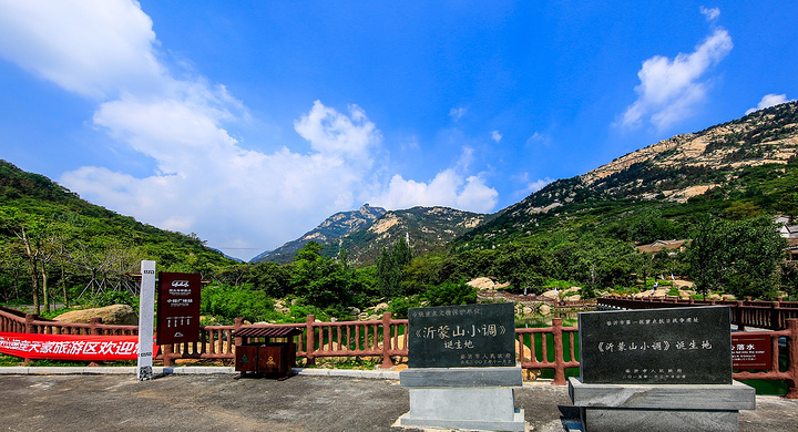 离开沂蒙山小调诞生地,拾级而上,一路上绿树成荫,随处可见的小特色,小