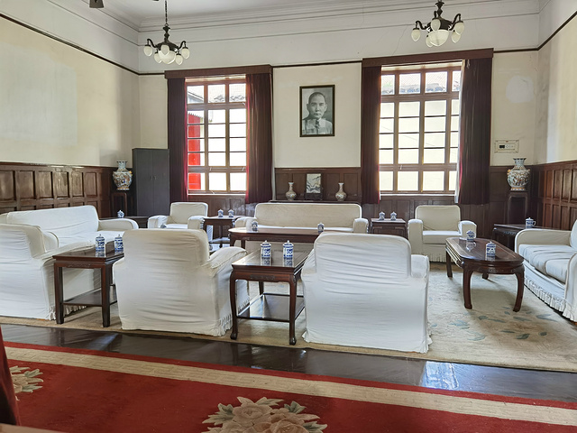 "总统府是 中国 近代建筑遗存中规模最大,保存最完整的建筑群