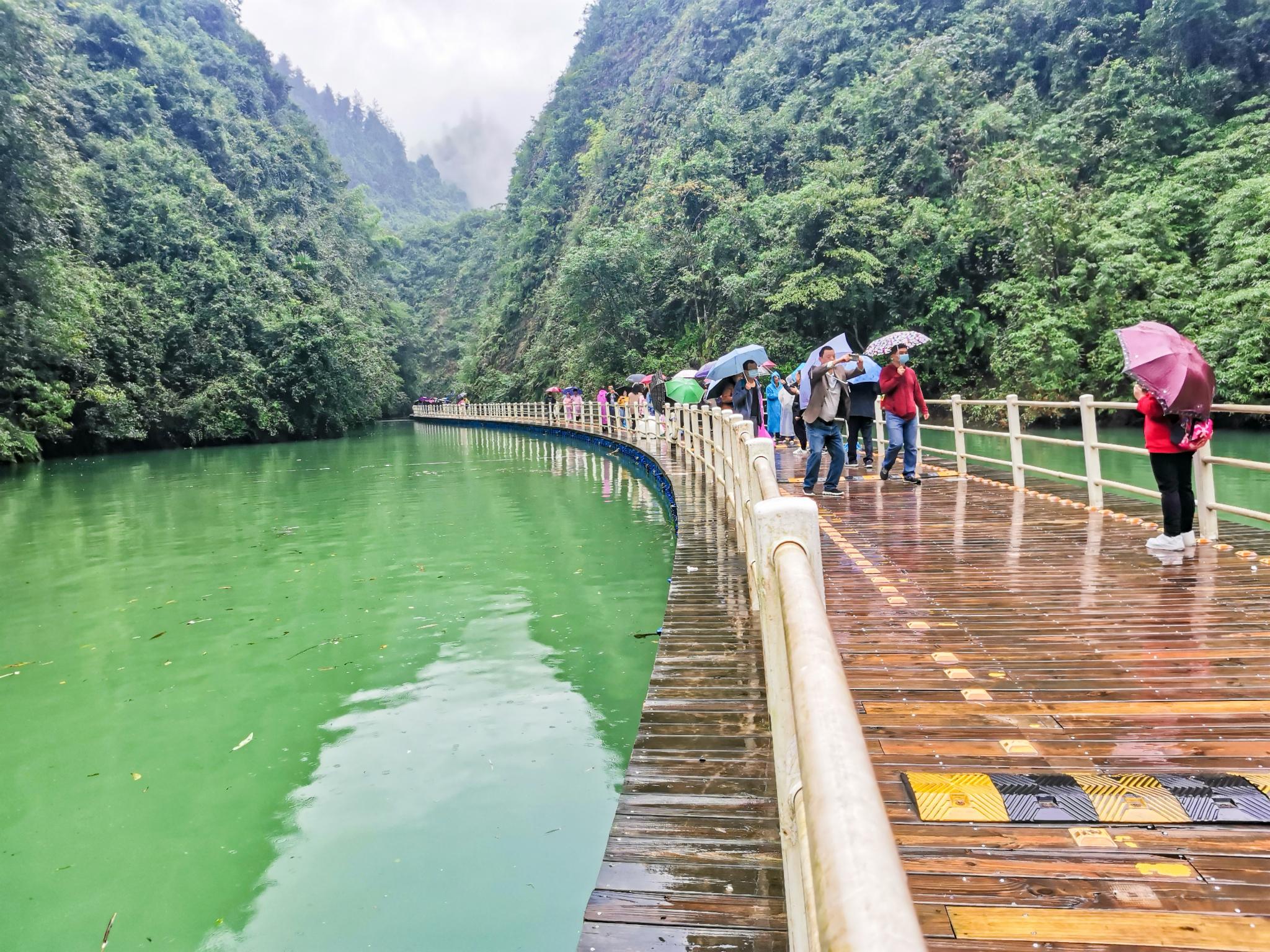 廊桥遗梦又称水上浮桥,从上方俯瞰,蜿蜒的浮桥横亘在水面上,让人惊叹