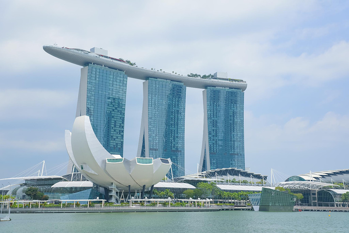 标志性建筑物隔河相望,经典的三栋建筑托着顶部的无边用处,应该也是小