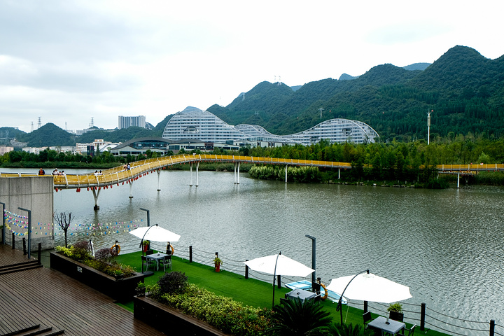 上午11:20离开六盘水城区到明湖国家湿地公园游览.