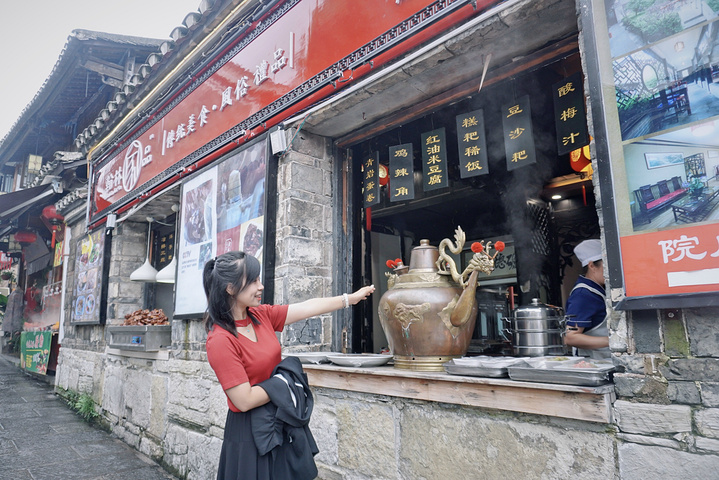 如果说,青岩古镇的美景还不足以留住你的话,那这里的美食一定能"酸"住