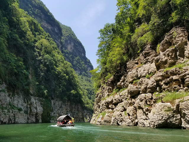 游玩巫峡最合适的方式就是从巫山县的长江渡船码头乘船顺流而下,一路