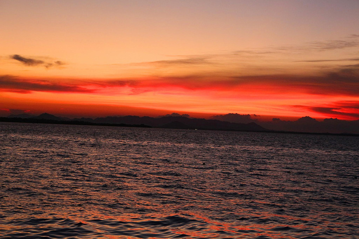 今天晚上的日落特别美,火烧特别漂亮,这是我在海边看到第二美的火烧云