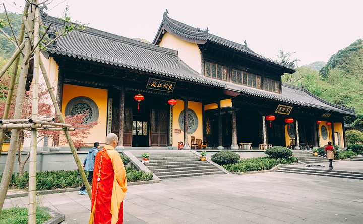 五泄禅寺坐落于浙江诸暨五泄风景区的核心地带,距东龙潭仅二三百米.