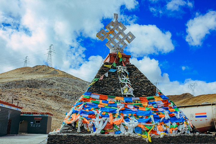 东达山垭口海拔高度为5130米,是川藏南线上海拔第一高度的垭口,夏季