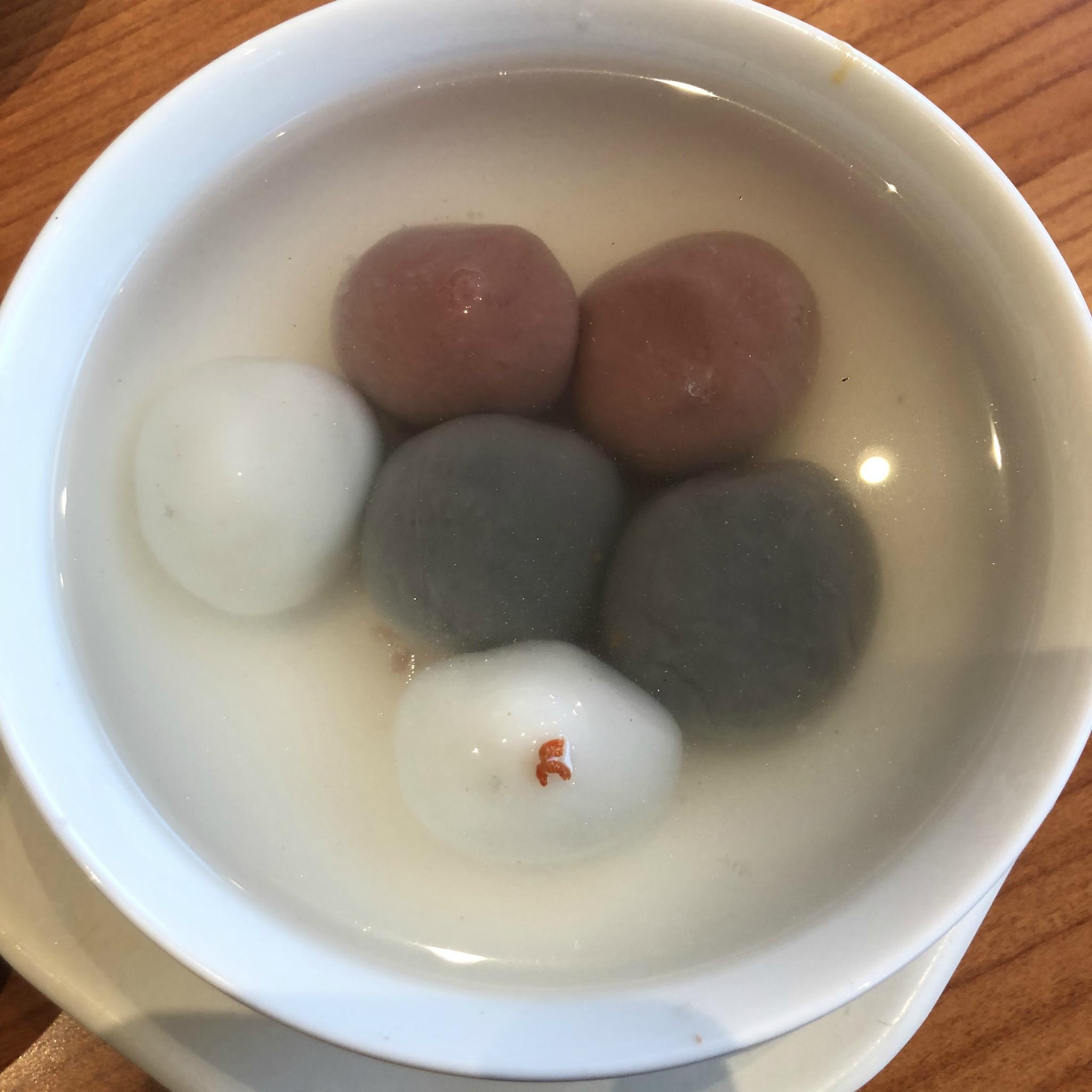 汤圆全家福~黑色是榴莲馅的,红色是玫瑰馅,白色只芝麻馅.