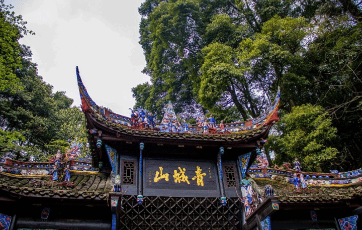 青城山距离都江堰景区非常近不过由于两个地方都有道观需要上午进入