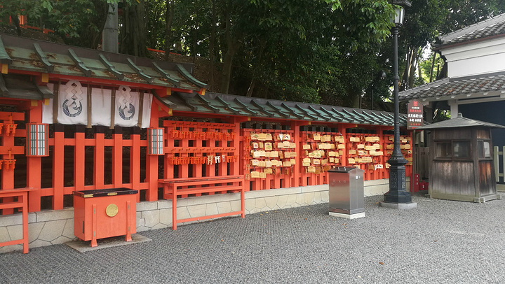 神社傍边的绘马架神社傍边的绘马架本社前聚满了祈求的人净手净口处