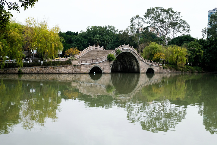 五代时,福州西湖成为闽王王审知次子王延钧的御花园;福州西湖公园旁边