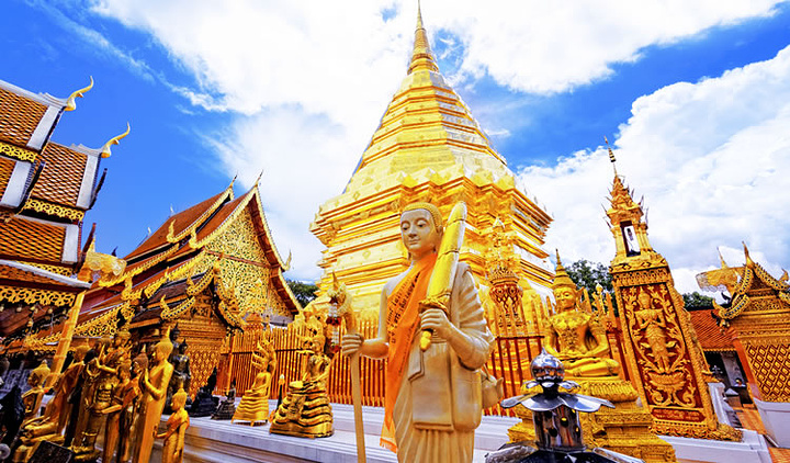 双龙寺是泰国著名的佛教圣地,兴建于公元十六世纪,寺庙里的观景台可将