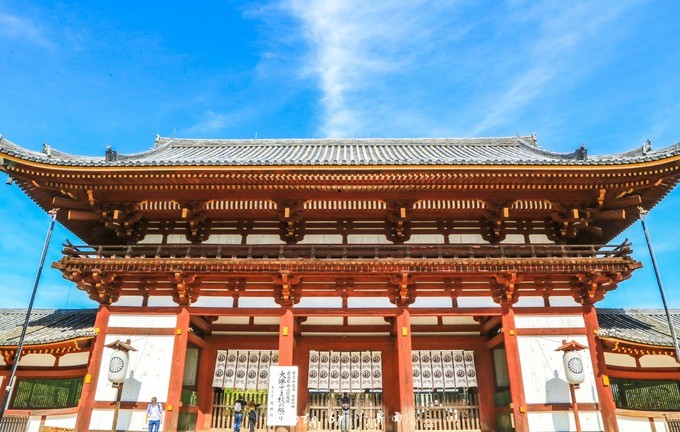 从南大门西侧买票入内,就能到达东大寺的正殿——大佛殿,也叫金殿.