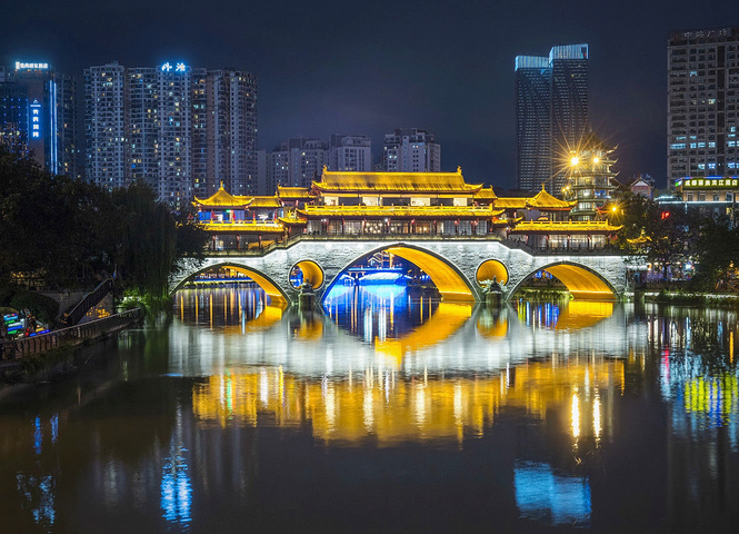 府南河本身不是什么旅游景点但成都著名的安顺廊桥就在府南河上绝对是