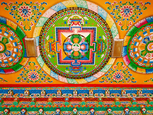 云南规模最大的藏传佛教寺院,初入大殿被殿内的壁画所震撼,色彩鲜艳