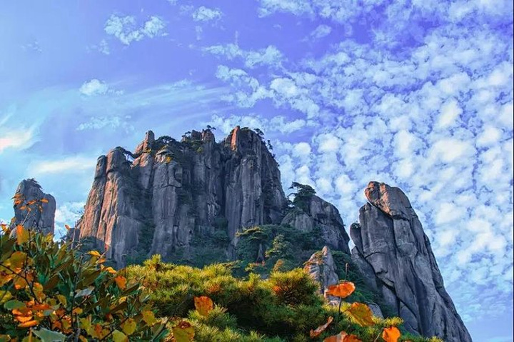 三清山位于江西省上饶市玉山县与上饶德兴市交界处的三清山为怀玉山脉