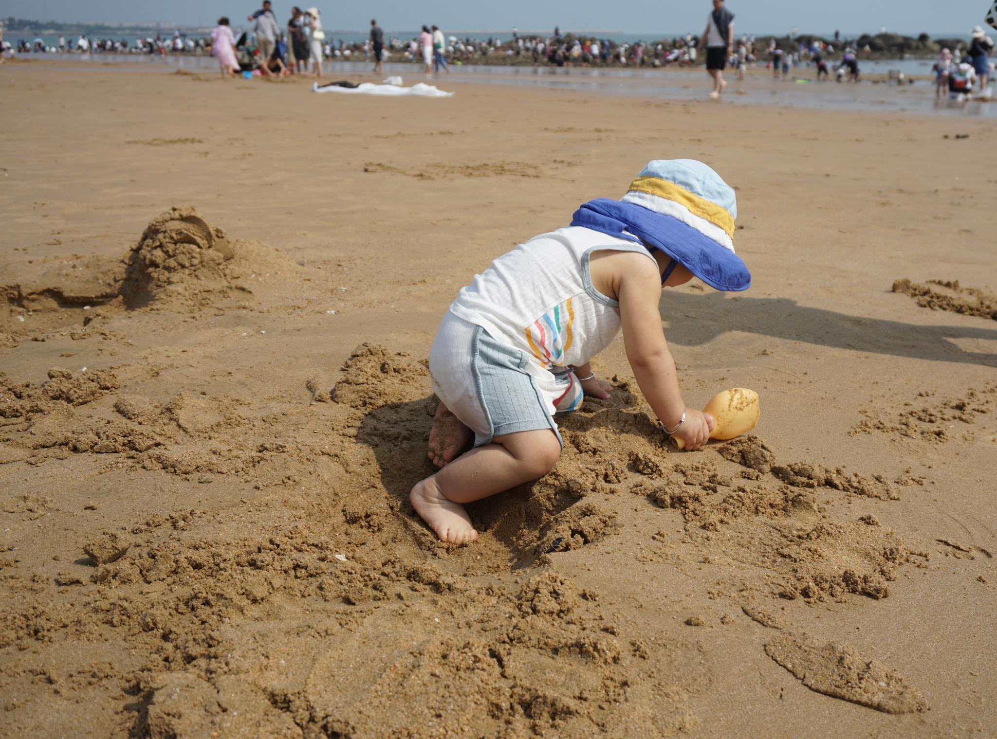 14月龄芝麻第一次大海挖沙啦