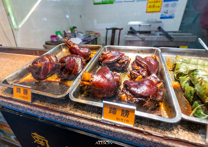 到了南浔古镇一定不要错过这道美食猪蹄味道是真的很好这也是南浔人