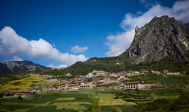 从达日村出发,到达扎尕那景区正大门,路过的风景.