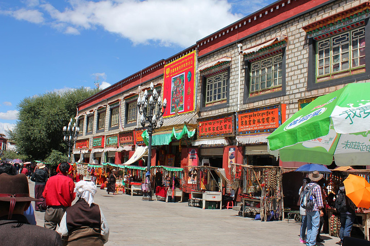 到了拉萨你可以住在八廓街特色的民宿和热闹的街景都和你所居住的城市