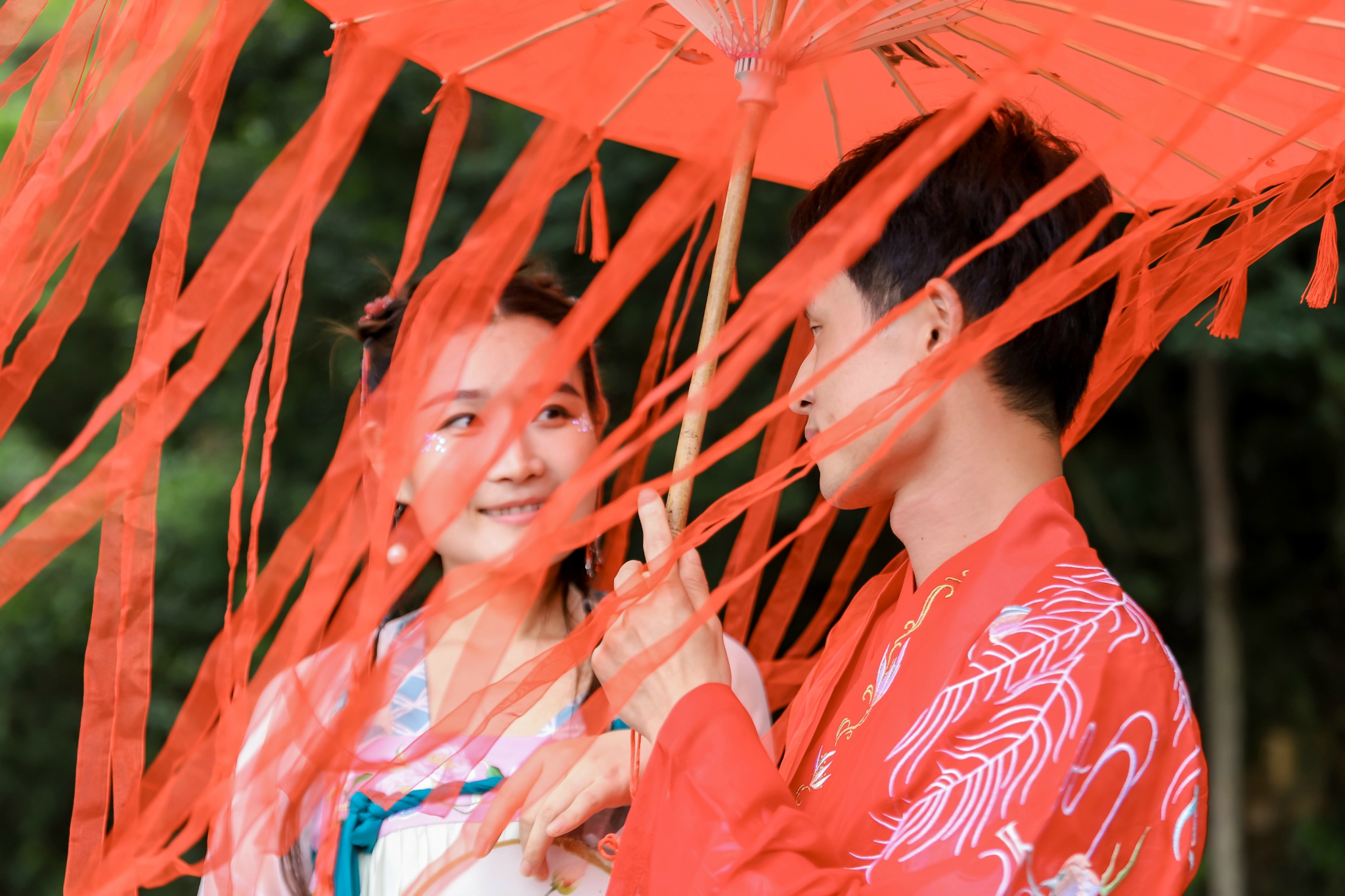  数对“汉服情侣”漫游东莞观音山，转个姻缘蜜运