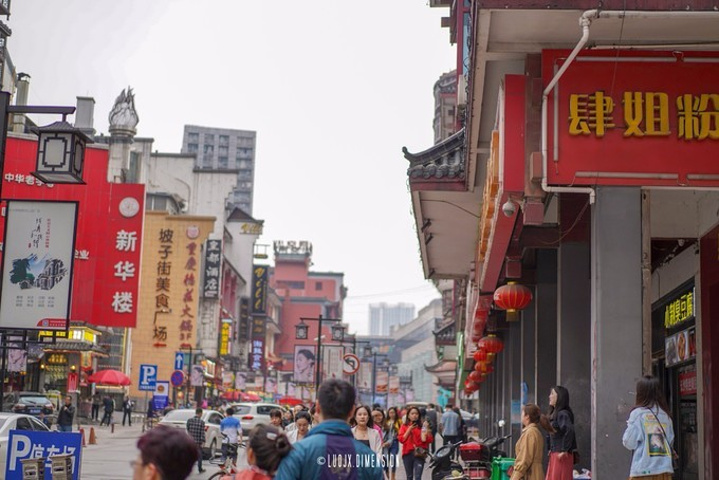 五一广场,周边各种商业步行街云集,以上的所有美食在坡子街几乎都能找