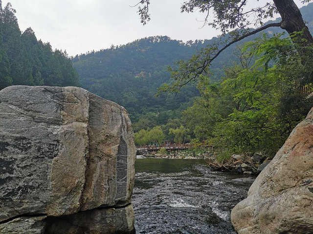 "彩石溪"是不要门票的,可我们去后才知道,由于疫情彩石溪景区已暂停