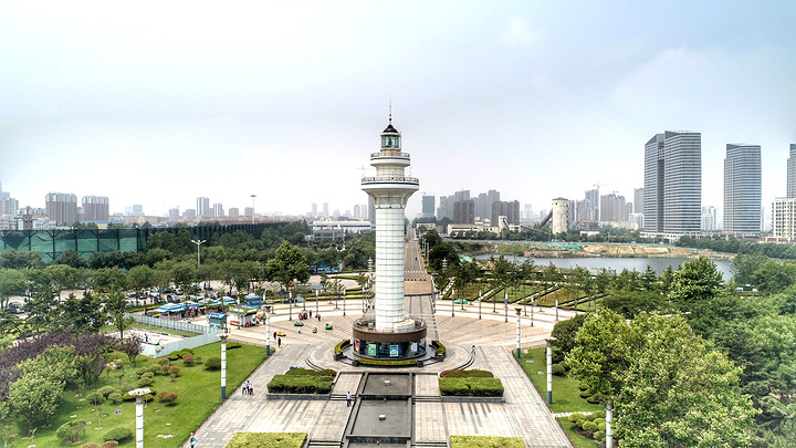 座非常简洁质朴的灯塔是日照另一个地标建筑围绕着灯塔形成的风景区
