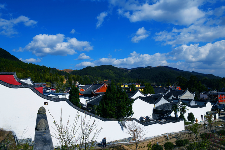 雪峰寺又名崇圣寺全名雪峰崇圣禅寺位于闽侯县西北雪峰凤凰山南麓