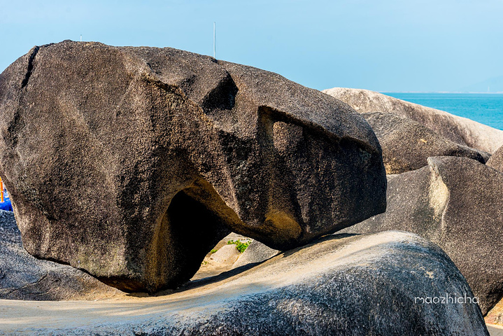 小近百块奇形怪状的大石耸立,其中最有名的就是"天涯石","海角石","