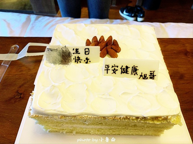 回酒店后旭哥给了我一个小惊喜,定了一个生日蛋糕给我,好开心